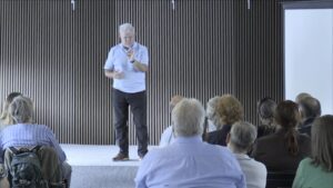 Flemming Eiberg holder foredrag for et publikum – Masterclass i præsentationer der lyder som dig